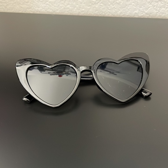 Black Heart Shapes Sunglasses - Picture 2 of 2